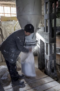 Odessa, Ukrayna - 10 Ekim 2014: bir küçük çiftlik otomatik modern fabrikaları buğday öğütme teknolojik üretim süreci. Özel tarım 10 Ekim 2014 Odessa, Ukrayna. 