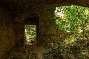 Yeraltı şarap mahzeni tünelde terk edilmiş. Odessa, Ukrayna mezarlarında girişi. Bir koyu adım için yaratıcı arka plan olarak. Seçici odak.
