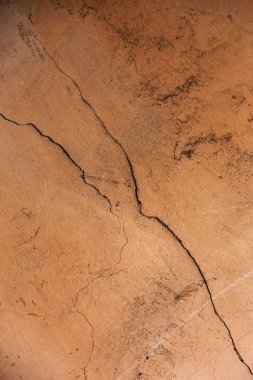 Yaratıcı düz çatlamak arka plan duvar yüzeyi üzerinde. Sorun arka plan, kırık duvar doku arka plan, mermer. örgü Web arka planı olarak yüzeyde çatlaklar. Kırık arka plan kuru. Çatlaklar