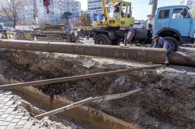 Odessa, Ukrayna - 10 Ekim: Ukrayna işçilerin çoğu şehir sokakları, sıhhi tesisat ve kaynak, yerine 10 Ekim 2014 su demir boru Odessa, Ukrayna.