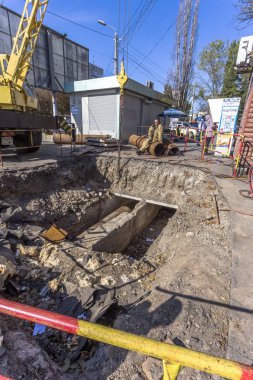 Odessa, Ukrayna - 29 Eylül 2016: Temelli onarım ve değiştirme büyük kentsel ısı boru. Eski paslı değiştirme ve sızan su boruları. Ortak belediye hizmetlerinin mühendislik yeni teknolojiler