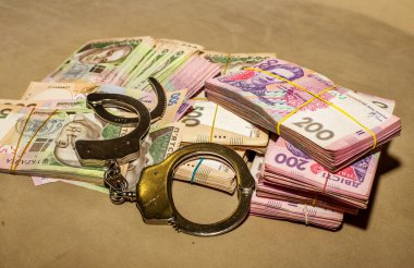 Birçok Ukraynalı para hryvnia. Kelepçe para. Ukrayna yolsuzluk. Yolsuzlukla mücadele. Yolsuzluk hükümet ve ülke işinde fiziksel kanıt
