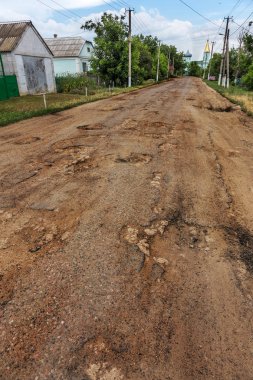 Dondurma ve çözme kışın döngüsü nedeniyle çukurlar ile bozuk asfalt yol. Kötü yol.