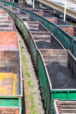 Odessa, Ukrayna - 16 Nisan 2014: ağır sanayi - kömür, metal, kare demir boru demiryolu yük vagonları tren yard Odessa, Ukrayna içinde 16 Nisan 2014 taşınır.