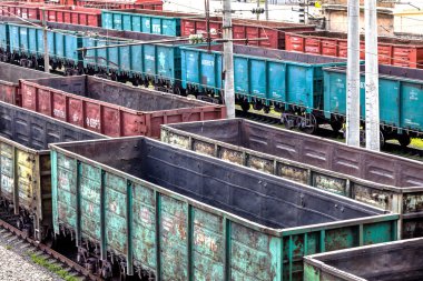 Odessa, Ukrayna - 16 Nisan 2014: ağır sanayi - kömür, metal, kare demir boru demiryolu yük vagonları tren yard Odessa, Ukrayna içinde 16 Nisan 2014 taşınır.