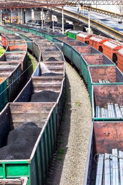 Odessa, Ukrayna - 16 Nisan 2014: ağır sanayi - kömür, metal, kare demir boru demiryolu yük vagonları tren yard Odessa, Ukrayna içinde 16 Nisan 2014 taşınır.