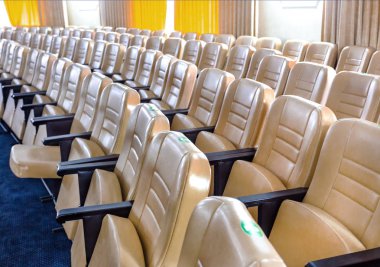 Modern konser salonu bir sahne ve satır konforlu deri koltukları, sahne ve akustik amplifikasyon sistemi doğal ışık altında parlak iç tanıtımı için hazırlanan