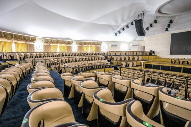 Modern konser salonu bir sahne ve satır konforlu deri koltukları, sahne ve akustik amplifikasyon sistemi doğal ışık altında parlak iç tanıtımı için hazırlanan