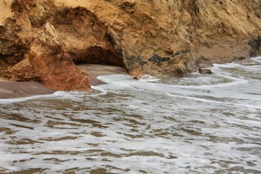 Heyelan, kaya düşmesi kuzey Karadeniz kıyısı kireçtaşı dağ dik yamaçlarda. Dramatik an kayma hillside. çığ tehlike vahşi bir sahilde turistler için. Heyelan - yaşamı tehdit eden