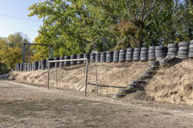 Elden çıkarma yığın eski rekabet tehlikeli araçlarda bir kapalı parça araba sırasında seyirci için eskrim güvenlik şeklinde lastikler.