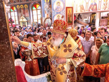 Odessa, Ukrayna - 13 Eylül: Köyü tapınakta simgelerin Ortodoks Hıristiyan dini bayram kutlaması. Büyükşehir Odessa ve Izmail Agafangel, 13 Eylül 2014 yılında Odessa, Ukrayna 