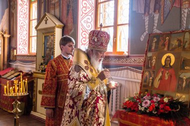 Odessa, Ukrayna - 13 Eylül: Köyü tapınakta simgelerin Ortodoks Hıristiyan dini bayram kutlaması. Büyükşehir Odessa ve Izmail Agafangel, 13 Eylül 2014 yılında Odessa, Ukrayna 