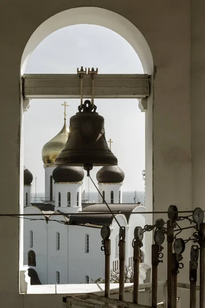 銅鐘ウクライナ正教会のモスクワ総主教教会します 鐘の銘刻文字 神聖な仮定オデッサ総主教修道院 聖書から語句 — ストック写真