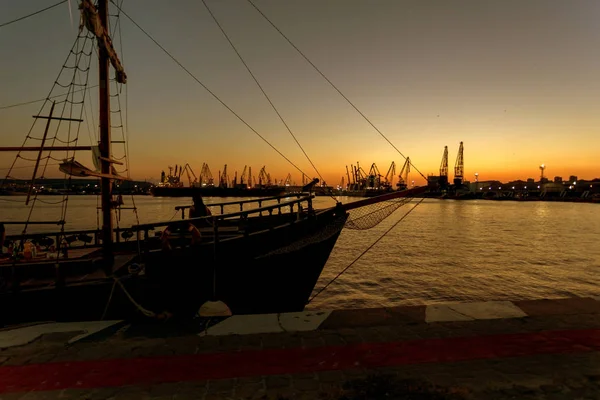 Silhouette Eines Segelbootes Nachthimmel Und Silhouetten Von Hafenkränen Segelschiff Das — Stockfoto