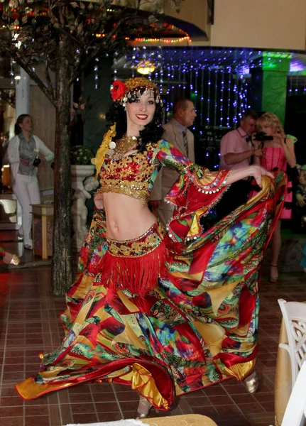 乌克兰奥德萨 乌克兰奥德萨假期开始时 当地吉普赛人合唱团在餐厅里表演五颜六色的国家舞蹈 — 图库照片