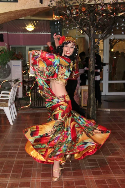 乌克兰奥德萨 乌克兰奥德萨假期开始时 当地吉普赛人合唱团在餐厅里表演五颜六色的国家舞蹈 — 图库照片