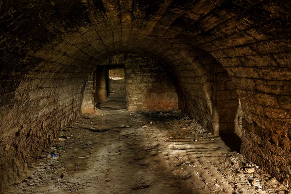 고에서 버려진된 터널입니다 오데사 우크라이나에서 무덤에 입구입니다 어두운 디자인 단계에 — 스톡 사진