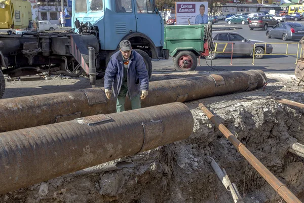 オデッサ ウクライナ ウクライナの労働者は オデッサ ウクライナの水鉄パイプの交換 2014 — ストック写真