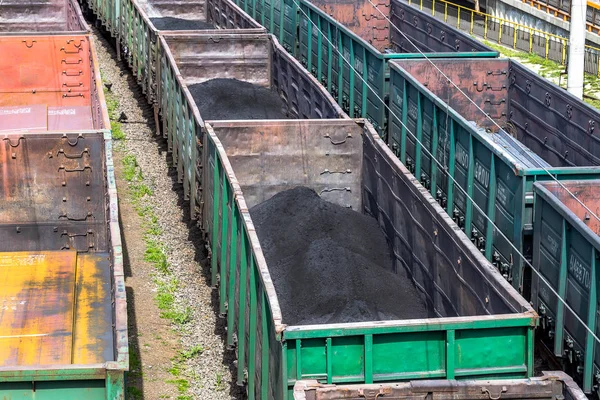 オデッサ ウクライナ 2014 重工業 正方形の鉄パイプは 2014 日にオデッサ ウクライナの鉄道ヤードの鉄道貨車で運ばれる — ストック写真