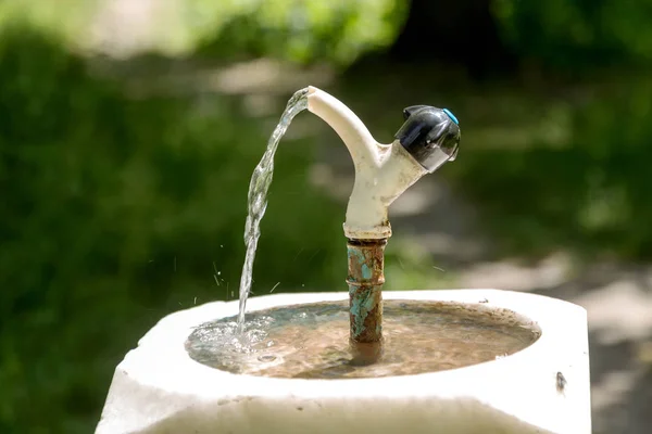 Air Mancur Kota Untuk Air Minum Pada Kolom Marmer Tua — Stok Foto