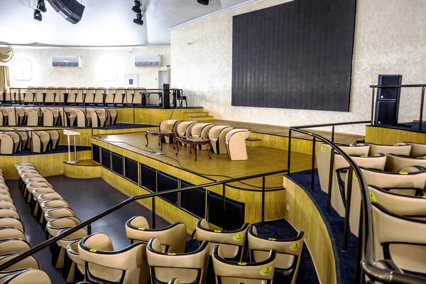 Interior Brilhante Uma Sala Concertos Moderna Com Palco Fileiras Cadeiras — Fotografia de Stock