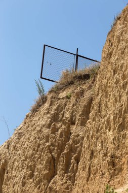 Karadeniz kıyısındaki heyelan bölgesi. Yağmur mevsiminde doğal afetler bölgesi. Büyük toprak kütleleri tepenin yamacında kayıp evleri yok ediyor. Heyelan - yaşam tehdidi