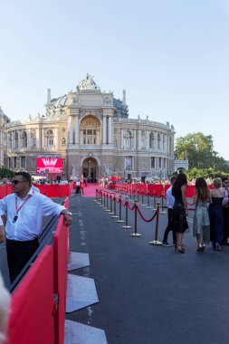 Odessa, Ukrayna - 15 Temmuz 2016: Odessa, kırmızı halı açılış 6 Uluslararası Film Festivali. O bir fotoğrafçı olarak çalıştı. Birçok seyirci ve paparazzi göz alıcı konuklar görüştüm.