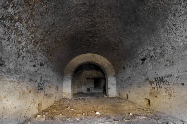 地下のワインセラーで古い放棄されたトンネル オデッサ ウクライナのカタコンベ入り口 段階的な暗い設計の創造的な背景として — ストック写真