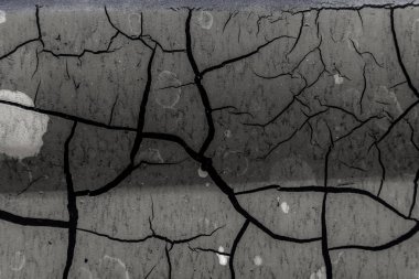 Arka plan eski boya kırık. Yüzeyi büyük çatlaklar. Katmanları kapatın; birçok boya ve kağıt katmanları soyut bir doku vermek; arka plan makro peeling boyalı yüzey oluşturur