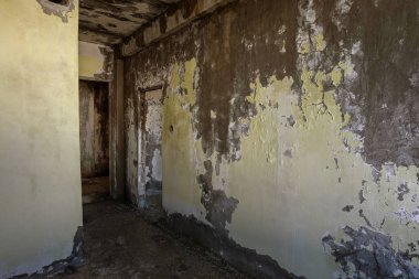 Terk edilmiş bir idari binanın iç. Bir endüstriyel fabrika iç kalıntıları. Eski bir merdiven beton, kalıntıları, çöp ve çamur, koridor duvarları bir bitmemiş office iş merkezinin Odessa mahvetti