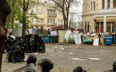 Odessa, Ukrayna - 2 Mayıs, 2014: trajik kurban, ölüm, insanları; sefer Odesa'da büyük huzursuzluk sırasında yaralandı. Kulikovo alan, sendikaların evi. Polis cordon sokak ayaklanmaları polis çalışmasının