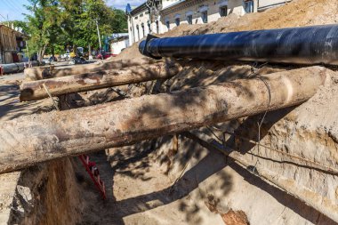 Odessa, Ukrayna - 29 Eylül 2016: Temelli onarım ve değiştirme büyük kentsel ısı boru. Eski paslı değiştirme ve sızan su boruları. Ortak belediye hizmetlerinin mühendislik yeni teknolojiler