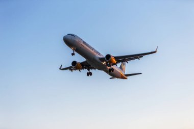 Varna, Bulgaristan - 25 Temmuz 2016: Hızlı sivil yolcu uçağı yere gökyüzü açılış. Uçak modu Varna Havaalanına iniş içinde ayar güneş ışınlarının