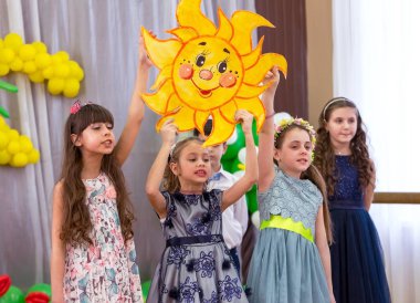 Odessa, Ukrayna - 8 Mart 2017: Çocuk İlköğretim Okulu'konserde. Çocuk sabah performans, konser, skeç. Çocuk tiyatro yaratıcılık, Anaokulu Çocuk Amatör performans tebrik anneler kadınlar günü, anneler günü