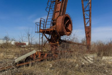 Eski paslı terk edilmiş binada portal vinç paslı raylar üzerinde. Terk edilmiş konteyner yükleme boşaltma inşaat ambar. Ölü Zona. Mezarlık Çernobil, Pripyat, Ukrayna mühendislik; Bölge nükleer felaket