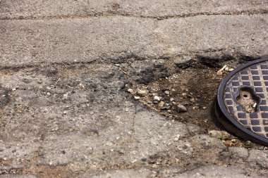 Kırık taş doku beyaz duvarlar sıvalı. Beyaz duvar yüzeyi Vintage çatlaklar. Web küçük beyaz zemin yüzeyinde çatlaklar. Eski çimento duvar imha izleri