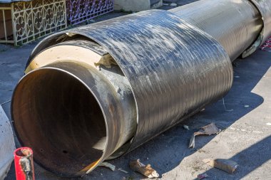 Odessa, Ukrayna - 29 Eylül 2016: Temelli onarım ve değiştirme büyük kentsel ısı boru. Eski paslı değiştirme ve sızan su boruları. Ortak belediye hizmetlerinin mühendislik yeni teknolojiler