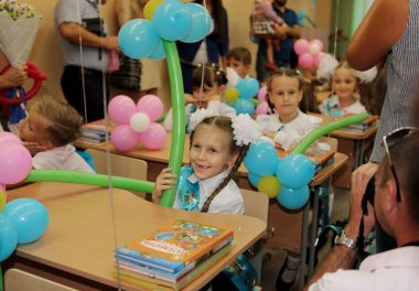 Odessa, Ukrayna - 1 Eylül 2016: ilkokul çocuklarının ve Öğretmenler sınıfta. İlk-greyder okulda çalışma. Okulun ilk günü, Eylül, bilgi gün, ilk okula gidin çocuklar. Okul festivali bilgi