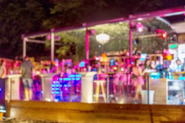 Küçük bir restoranın içi bulanık bir arka plan. Bokeh Kafe 'nin içini sıcak koyu renklerle bulanıklaştırmış. Yaratıcı moda tasarımı için arka plan olarak. Restoran, kafeterya arka planı çok güzel bulanık.