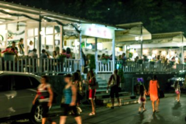 Küçük bir restoranın içi bulanık bir arka plan. Bokeh Kafe 'nin içini sıcak koyu renklerle bulanıklaştırmış. Yaratıcı moda tasarımı için arka plan olarak. Restoran, kafeterya arka planı çok güzel bulanık.