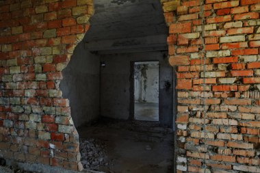 Terk edilmiş bir idari binanın iç. Bir endüstriyel fabrika iç kalıntıları. Eski bir merdiven beton, kalıntıları, çöp ve çamur, koridor duvarları bir bitmemiş office iş merkezinin Odessa mahvetti