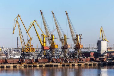 Odessa, Ukrayna - 17 Ağustos 2010 Konteyner Vinç bağlantı noktası konteyner terminali. Endüstriyel kargo gemisi seaport dolu. Yükleme işlemleri. Deniz ticaret bağlantı noktası