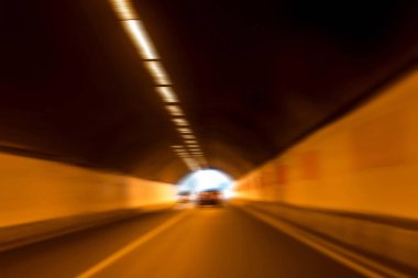 Arabalar ve ışık sonunda hareketli soyut hareket arka plan bulanıklık yolu tüneli. Bir yaratıcı tasarım boş olarak kullanmak için. Tünel Aydınlatma araç karayolu trafik ışık çizgi