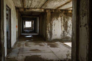 Terk edilmiş bir idari binanın iç. Bir endüstriyel fabrika iç kalıntıları. Eski bir merdiven beton, kalıntıları, çöp ve çamur, koridor duvarları bir bitmemiş office iş merkezinin Odessa mahvetti