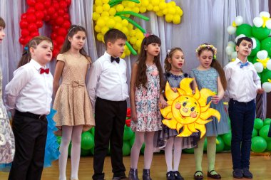 Odessa, Ukrayna - 8 Mart 2017: Çocuk İlköğretim Okulu'konserde. Çocuk sabah performans, konser, skeç. Çocuk tiyatro yaratıcılık, Anaokulu Çocuk Amatör performans tebrik anneler kadınlar günü, anneler günü