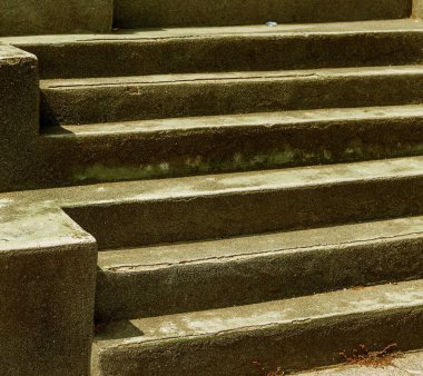 Eski bir taş merdiven. Merdivenlerden inip, dokulu arka plan tasarımı için adımlar taş