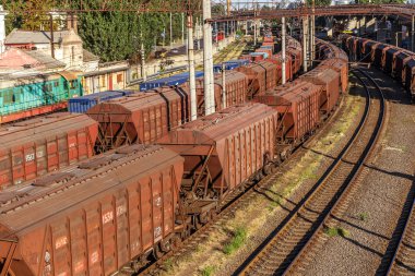 Odessa, Ukrayna - 17 Ağustos 2010: Yük trenleri bir sıra Odessa Liman kargo terminalinde yükleme için stand. Demiryolu ulaşım en ekonomik lojistik çözümleri