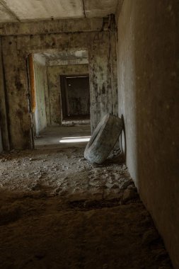 Terk edilmiş bir idari binanın iç. Bir endüstriyel fabrika iç kalıntıları. Eski bir merdiven beton, kalıntıları, çöp ve çamur, koridor duvarları bir bitmemiş office iş merkezinin Odessa mahvetti