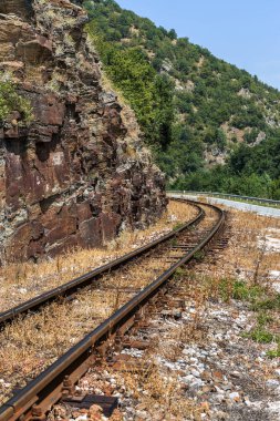 eski yıpranmış ahşap uyuyanlar raylara ailroad Acil onarım gerektirir. Sırt boyunca dar hat demiryolu.