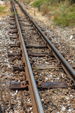 eski yıpranmış ahşap uyuyanlar raylara ailroad Acil onarım gerektirir. Sırt boyunca dar hat demiryolu.